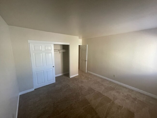 Building Photo - Great 2 Bedroom Unit Centrally Located in ...