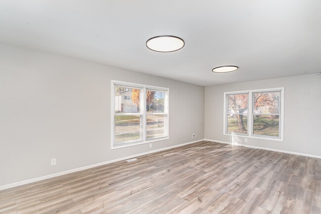 Building Photo - 355 Crestwood Ct