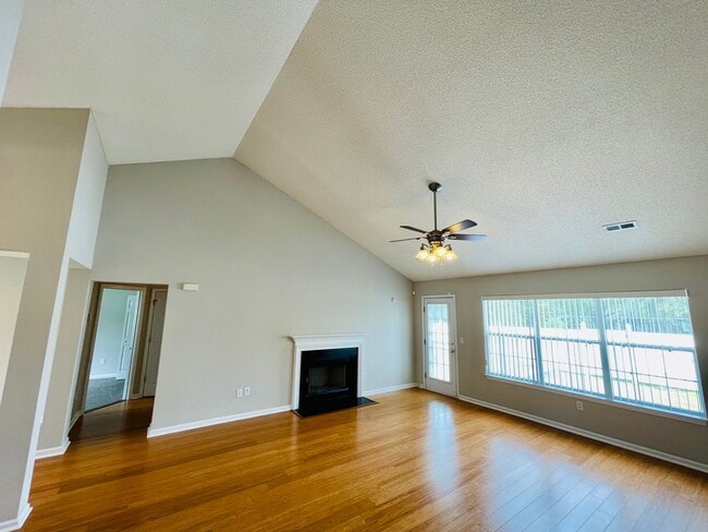 Building Photo - Fenced in Yard AND shed! ADORABLE 3 Bedroom Home with Garage - GREAT Conway location!