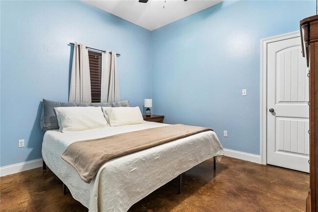 Building Photo - 1605 Labarre St