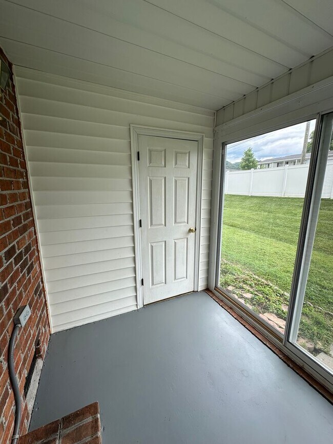Building Photo - 2 Bedroom / 2 Bath Brick Condo - Bristol, TN