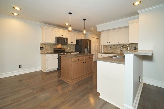 Building Photo - 4 BR with Great Floorplan in Carmel Schools!