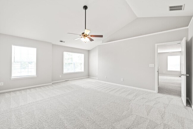 Building Photo - Move-in Ready (Fresh Paint, New Carpet!)