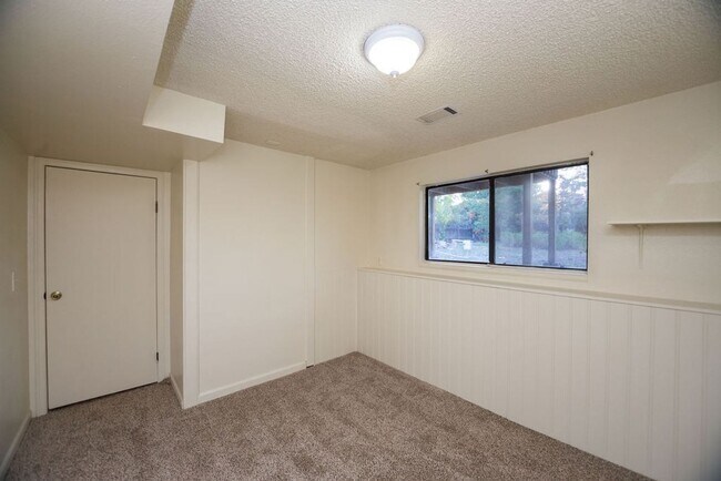 Building Photo - Spacious 4 Bedroom in Mid-Town Fort Collins