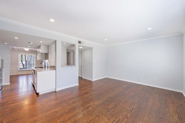 Building Photo - 13 Ivy Square Northeast