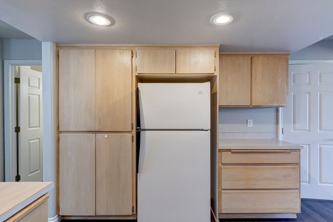 Building Photo - 2 Bed 1 Bath Condo with an Office!