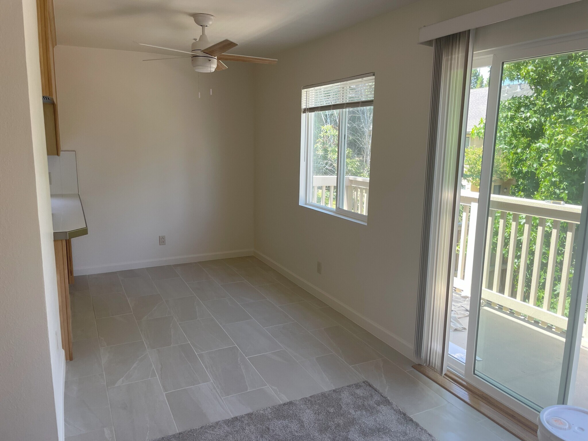 Sunny dining area - 2740 Tachevah Dr
