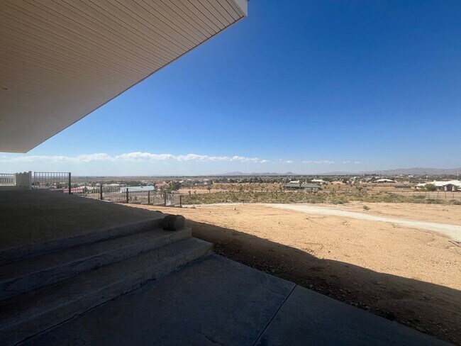Building Photo - 3 bedroom 2.5 bath in the Mariana Ranchos !!