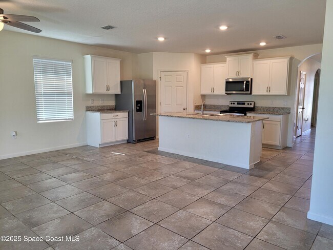 Building Photo - 760 Acadia Ct SE