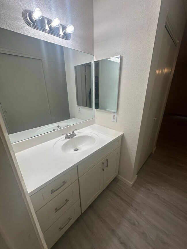 Building Photo - Newly Renovated 3 BD / 2 BA Townhome in Pearl City!