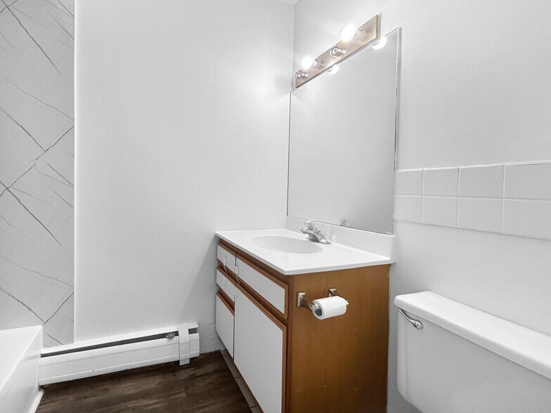 Building Photo - 5011 Valley Ln