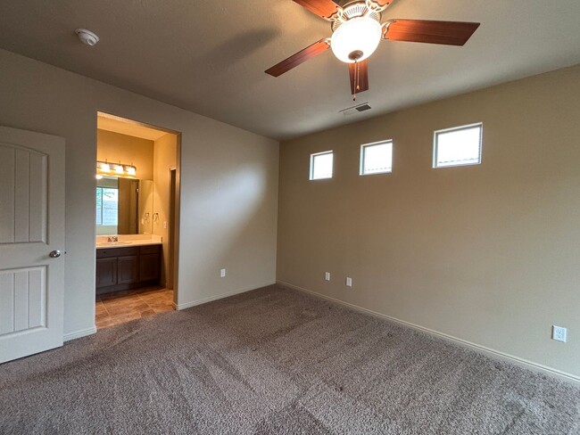 Building Photo - SPACIOUS HOME FOR RENT!