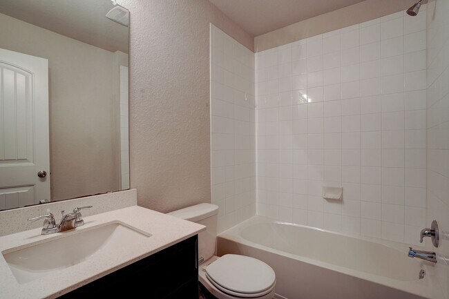 Building Photo - Charming 4/BR 2/BA One-Level Home with Spa...