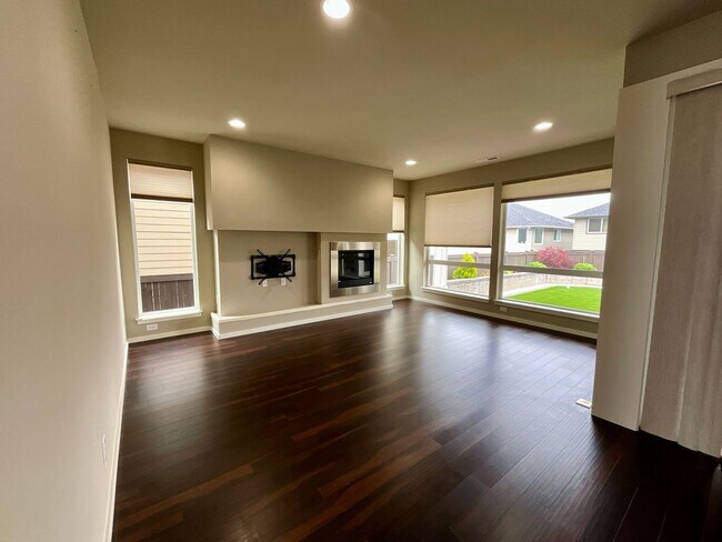 Building Photo - Beautiful and Spacious 4 Bedroom Home in M...