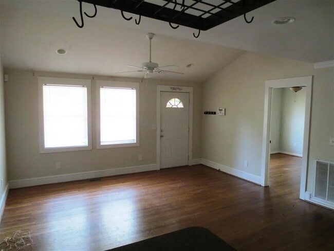 Building Photo - 305 Summit St