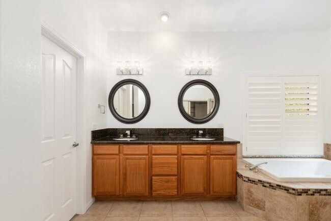 Building Photo - 3350 S Oleander Dr