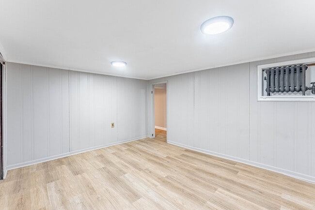 Building Photo - 2557 N Lockwood Ave