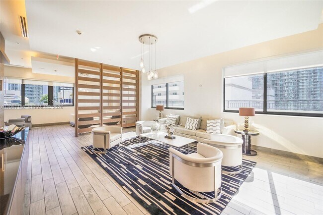 Building Photo - 999 SW 1st Ave