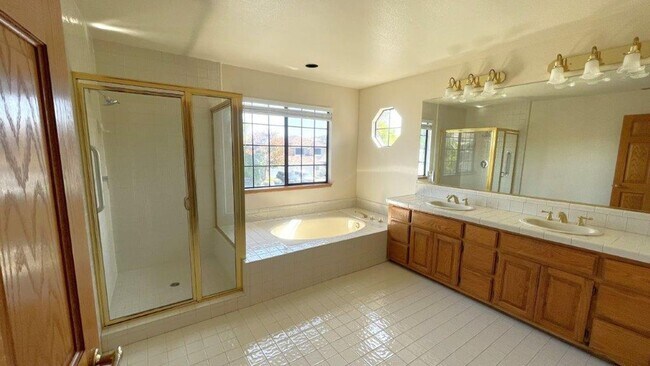 Building Photo - Walnut Creek Northgate neighborhood! Beaut...
