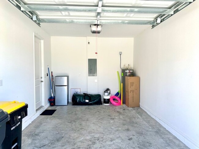 Building Photo - Townhome for rent with garage in Champions...