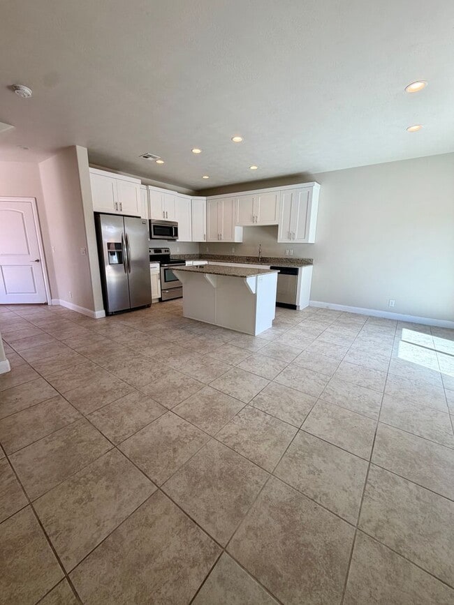 Building Photo - 3971 Bella Vista Dr