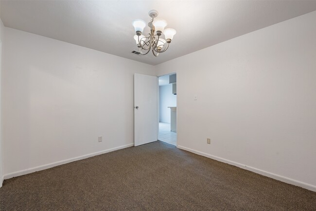 Building Photo - 1915 Mustang Springs Dr