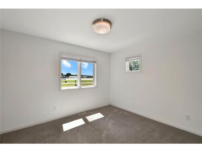 Building Photo - 154 Beaton Dr W