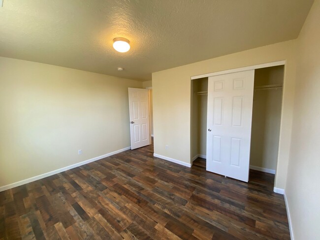 Building Photo - Single level with no carpet!  Ready to ren...