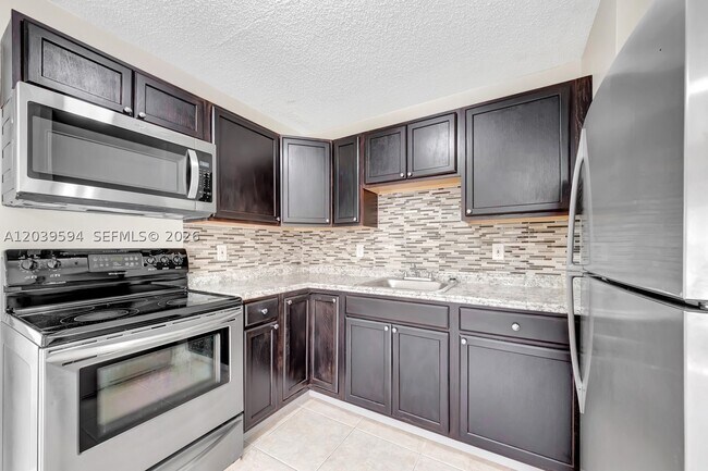 Building Photo - 2610 Riverland Dr
