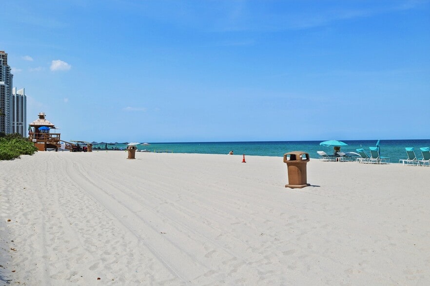 Primary Photo - 16711 Collins Ave