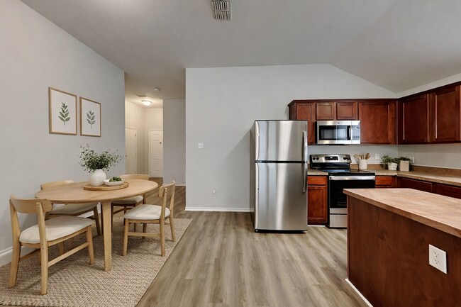 Building Photo - Charming 3-Bed, 2-Bath Home in Dallas with Garage Parking