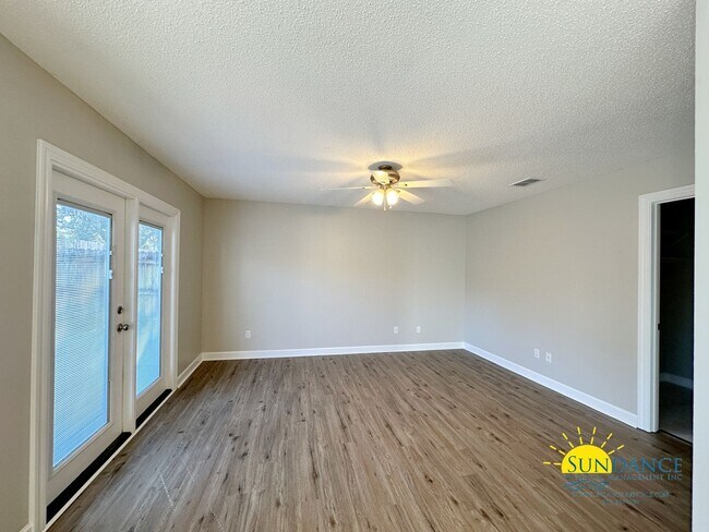 Building Photo - Stunning 4 Bedroom Mary Esther Home, minut...