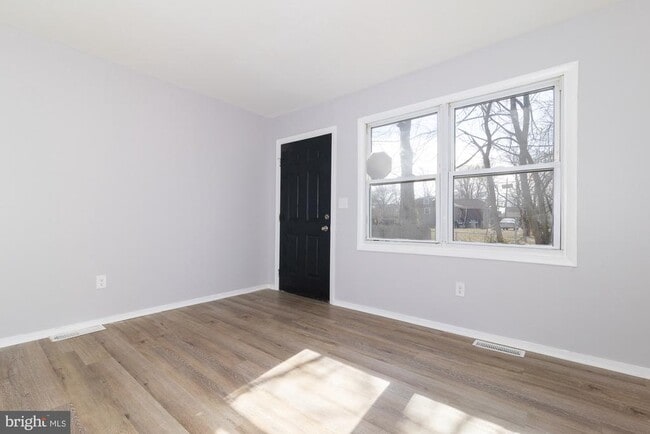 Building Photo - 217 Parkinson Ave