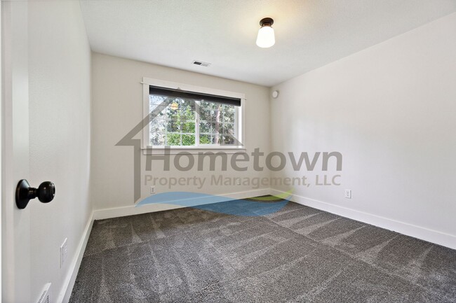 Building Photo - 4 Bedroom 4 Bathroom Home with Attached 2-...