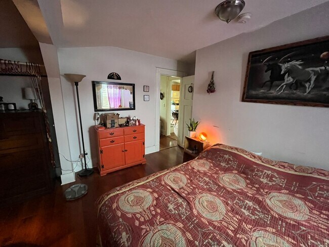 Building Photo - Newly Renovated East Rock Penthouse 2BR wi...