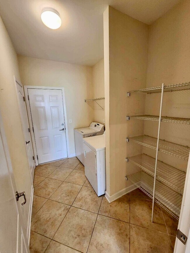 Building Photo - 909 Looking Glass Ct