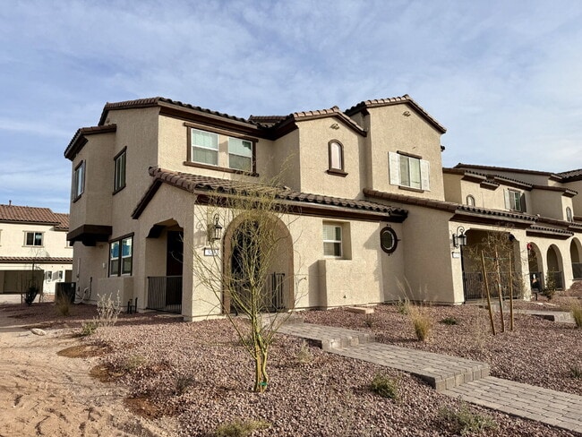 Building Photo - 3 BED 2.5 BATH 2 CAR GARAGE TOWNHOUSE IN CADENCE HENDERSON WITH LOFT