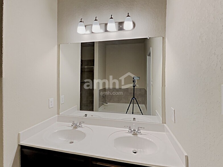 Building Photo - 719 Red Barn Bnd