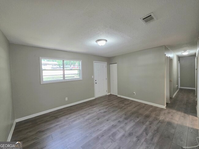 Building Photo - 3460 Meadowview Dr