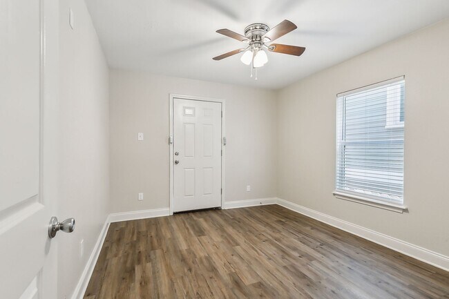 Building Photo - 2084-2086NRoch