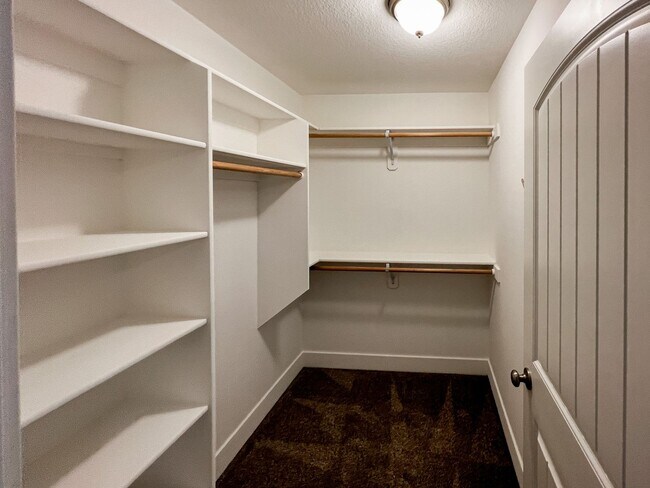 Building Photo - BIGFIR1069-1071