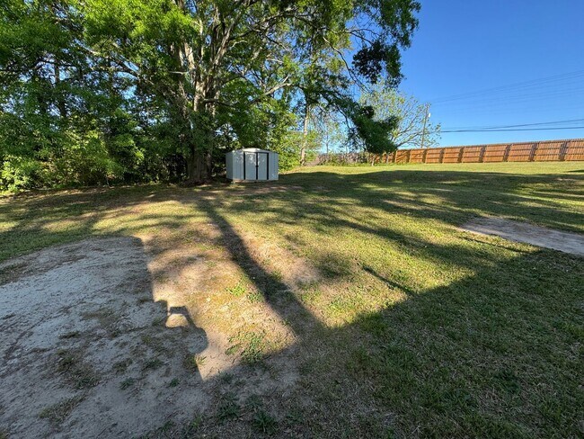 Building Photo - 3 Bedroom 2 Bath (w/ Bonus Room) & Spacious Living Area