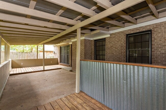 Building Photo - ** 4 bed 2 bath located in Dalraida close ...