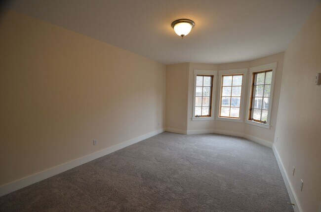 Building Photo - Oak Street Duplex