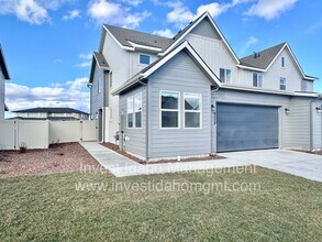 Building Photo - Spacious Luxury Townhome Designed for Modern Living