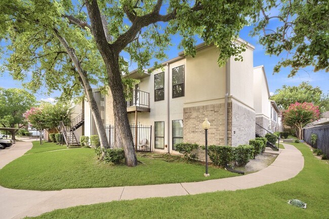 Building Photo - 2425 Augusta Dr
