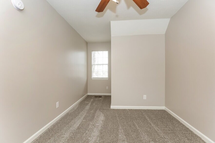 Building Photo - 141 Nelson Dr
