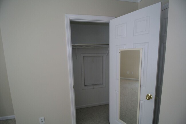 Building Photo - Willow Bend Home. 1st Floor Primary Bedroo...