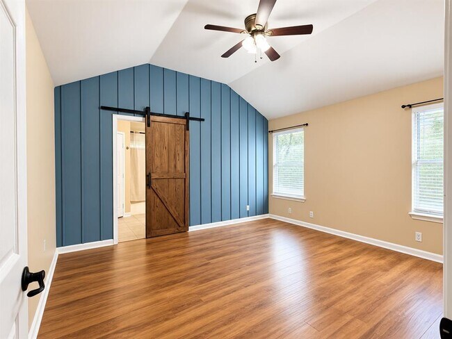 Building Photo - 807 Hilltop Dr
