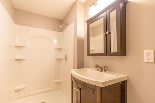 Building Photo - 3 Bedroom, 2 Bathroom home with Finished B...